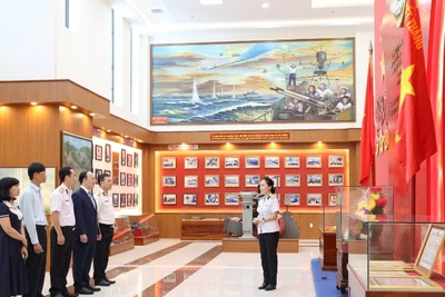 Các đại biểu tham quan phòng truyền thống Học viện Hải quân.