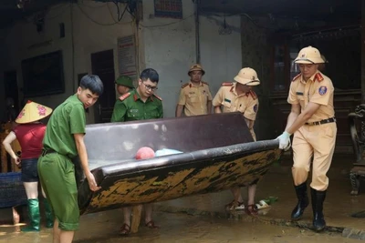 Gần 400 cán bộ, chiến sĩ có mặt tại xã Trung Giã sáng 12/10.