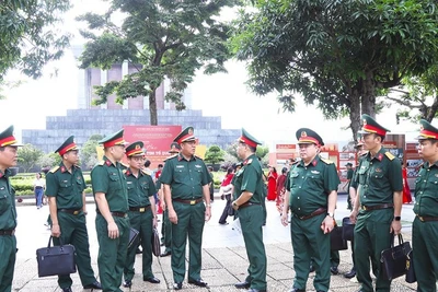 Bộ Tư lệnh Lăng Chủ tịch Hồ Chí Minh báo cáo việc triển khai lắp lắp đặt lều y tế sau Lăng Chủ tịch Hồ Chí Minh.