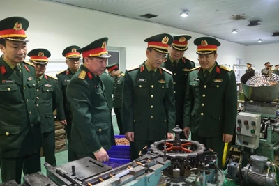 Thiếu tướng Đinh Quốc Hùng, Bí thư Đảng uỷ, Chính ủy Tổng cục Công nghiệp Quốc phòng kiểm tra dây chuyền sản xuất tại nhà máy Z113.