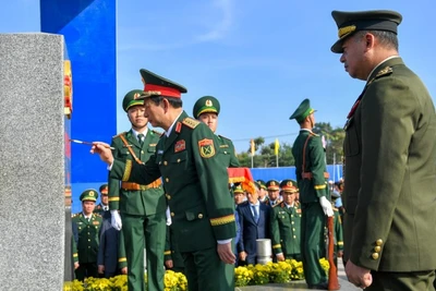 Đại tướng Phan Văn Giang, Ủy viên Bộ Chính trị, Phó Bí thư Quân ủy Trung ương, Bộ trưởng Quốc phòng, tiến hành nghi thức tô son cột mốc chủ quyền 171.