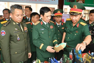 Đại tướng Phan Văn Giang, Bộ trưởng Quốc phòng Việt Nam và Đại tướng Tea Seiha, Phó Thủ tướng Chính phủ, Bộ trưởng Quốc phòng Campuchia cùng các đại biểu tham quan các sản phẩm thời trang do Tổng Công ty 28 (Tổng cục Hậu cần-Kỹ thuật) sản xuất.