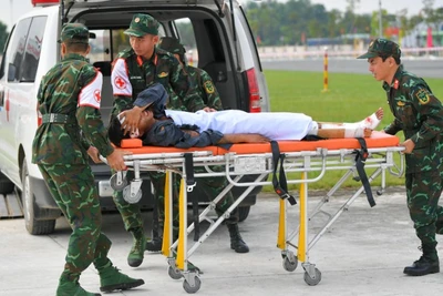 Mô phỏng tình huống vận chuyển cấp cứu người bị nạn.