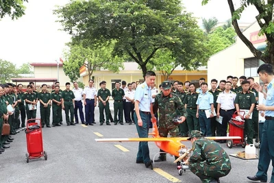 Các học viên lớp tập huấn được huấn luyện thực hành bảo đảm kỹ thuật UAV.