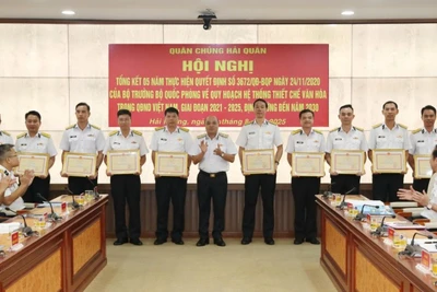 Chuẩn Đô đốc Đỗ Văn Yên, Phó Chính ủy Hải quân, trao tặng bằng khen cho các tập thể, cá nhân.