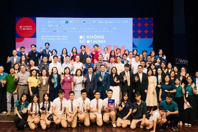 Chiến dịch "Không một mình" với sự đồng hành, hưởng ứng của nhiều bộ, ngành, tổ chức, nhà trường và những người nổi tiếng.