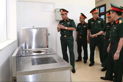 Kiểm tra công tác bảo đảm hậu cần cho khối xe pháo quân sự tập kết về Thủ đô Hà Nội.