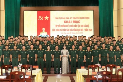 Các đại biểu tại lễ khai mạc.