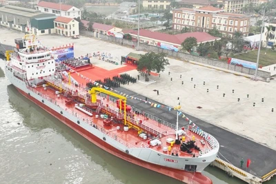 Lễ thượng cờ tàu chở xăng dầu 3.000 tấn mang phiên hiệu 51-11-80 tại quân cảng Lữ đoàn 649, Cục Xe máy-Vận tải, Tổng cục Hậu cần-Kỹ thuật.