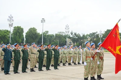 Lực lượng Gìn giữ hoà bình Việt Nam báo công dâng Bác. 