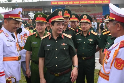 Bộ trưởng Quốc phòng Phan Văn Giang động viên các lực lượng tham gia diễu binh, diễu hành.