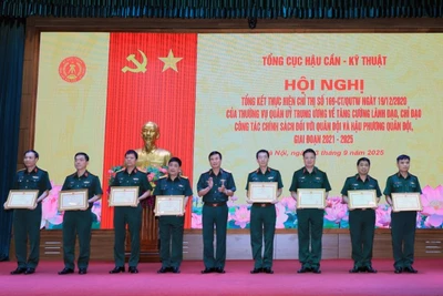 Thủ trưởng Tổng cục Hậu cần-Kỹ thuật trao các hình thức khen thưởng cho các tập thể đạt thành tích xuất sắc trong thực hiện công tác chính sách đối với quân đội và hậu phương quân đội giai đoạn 2021-2025.