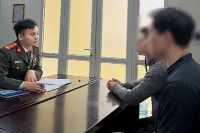 P.H.M và N.Đ.H làm việc tại cơ quan chức năng.