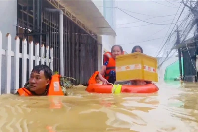 Cán bộ, chiến sĩ Vùng 4 cứu người dân ra khỏi khu vực nguy hiểm đến nơi an toàn.