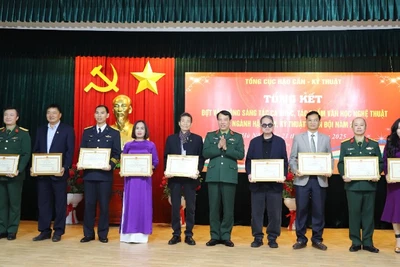 Trao Chứng nhận giải A tặng các tác giả, nhóm tác giả.