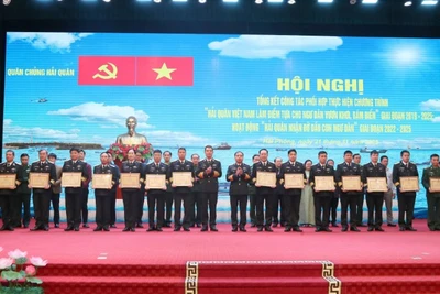 Bộ Tư lệnh Hải quân trao thưởng cho các tập thể, cá nhân tiêu biểu xuất sắc trong thực hiện chương trình, hoạt động.