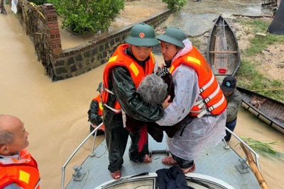 Lữ đoàn 572 sử dụng ca nô, xuồng máy và các phương tiện chuyên dụng vượt dòng nước chảy xiết đến cứu hộ cho người dân những điểm bị cô lập.