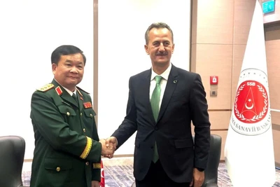 Thượng tướng Hoàng Xuân Chiến, Ủy viên Trung ương Đảng, Ủy viên Thường vụ Quân ủy Trung ương, Thứ trưởng Quốc phòng hội kiến Ngài Haluk Gorgun, Chủ tịch Cơ quan Công nghiệp quốc phòng Thổ Nhĩ Kỳ SSB.