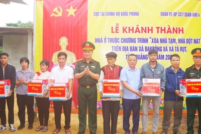 Đại tá Trần Võ An, Phó Chính ủy Đoàn KT-QP 337 và lãnh đạo chính quyền địa phương trao quà cho 6 gia đình.