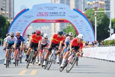 Các cua-rơ Việt Nam thi đấu tại Giải đua xe đạp phong trào mở rộng Quảng Tây 2025.