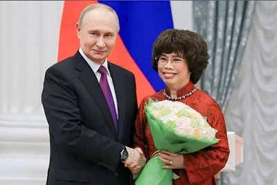 Tổng thống Liên bang Nga Vladimir Putin trao tặng Anh hùng Lao động Việt Nam Thái Hương Huân chương Hữu nghị của Nhà nước Liên bang Nga. (Ảnh: Điện Kremlin)