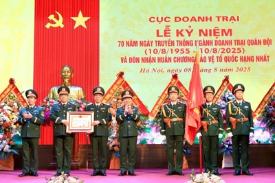 Thừa ủy quyền của Chủ tịch nước, Thượng tướng Lê Huy Vịnh trao Huân chương Bảo vệ Tổ quốc hạng Nhất tặng Cục Doanh trại.