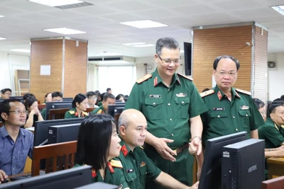 Thủ trưởng Tổng cục Hậu cần-Kỹ thuật kiểm tra quá trình thực hành trên phần mềm của học viên.