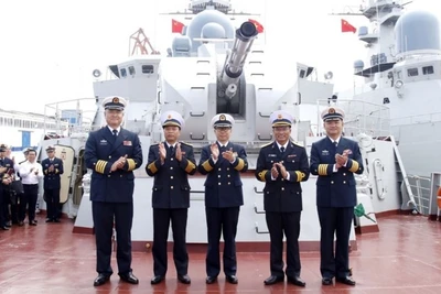 Lãnh đạo Căn cứ Hải quân Quảng Châu tham quan Tàu 015-Trần Hưng Đạo