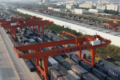 Cầu trục bốc xếp container ở Cảng đường sắt quốc tế Nam Ninh. (Ảnh: Mạng tin tức Quảng Tây)