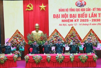 Đoàn Chủ tịch điều hành đại hội.