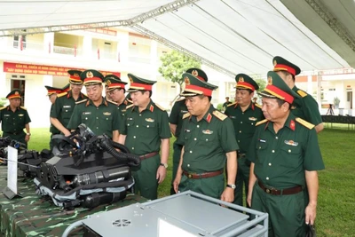 Thượng tướng Lê Huy Vịnh, Thứ trưởng Quốc phòng và Trung tướng Trần Minh Đức, Chủ nhiệm Tổng cục Hậu cần-Kỹ thuật tham quan khu trưng bày vũ khí, trang bị kỹ thuật của Binh chủng Đặc công.