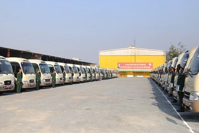 Đội hình xe ô-tô thực hiện nhiệm vụ đưa đón đại biểu dự Đại hội Đại biểu toàn quốc lần thứ XIV của Đảng.