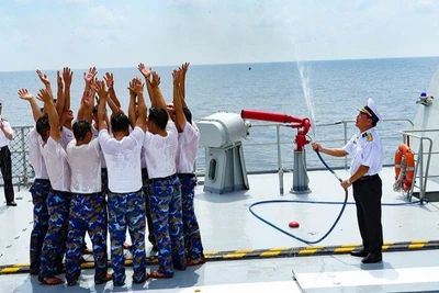 Nghi thức tắm nước biển cho thủy thủ.