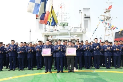 Tặng quà chúc Tết các tàu Cảnh sát biển.