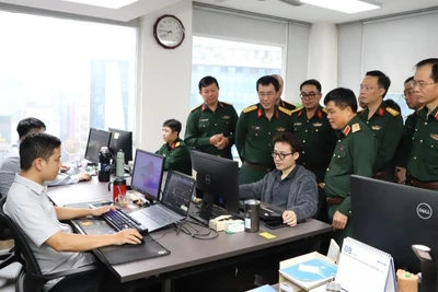 Đoàn công tác kiểm tra các phòng chuyên môn của Viện.