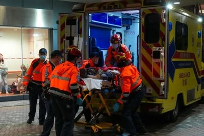 Đưa một người bị thương do vụ cháy đến cấp cứu tại bệnh viện. (Ảnh: Tân Hoa Xã)