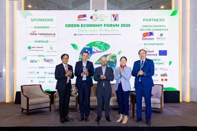 Chủ tịch EuroCham Việt Nam Bruno Jaspaert (ngoài cùng bên phải) và các đại biểu tham dự Diễn đàn Kinh tế Xanh 2025. (Ảnh: EuroCham)