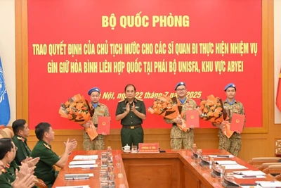 Thượng tướng Phùng Sĩ Tấn, Phó Tổng Tham mưu trưởng Quân đội nhân dân Việt Nam, Tổ phó Công tác liên ngành, Phó Trưởng Ban Chỉ đạo Bộ Quốc phòng về tham gia hoạt động Gìn giữ hòa bình Liên hợp quốc trao quyết định của Chủ tịch nước, Quyết định của Bộ trưởng Quốc phòng cho 3 sĩ quan Quân đội nhân dân Việt Nam đi thực hiện nhiệm vụ.