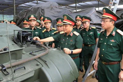 Trung tướng Trần Minh Đức kiểm tra tình trạng xe pháo.