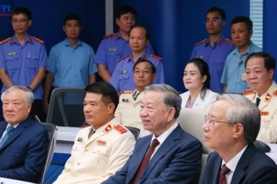 Tổng Bí thư Tô Lâm cùng các lãnh đạo thăm Trung tâm điều hành thông minh tại Viện Kiểm sát nhân dân tối cao. (Ảnh: Báo Bảo vệ pháp luật)