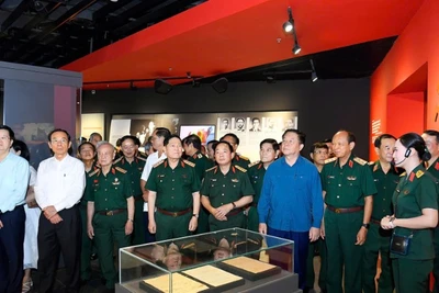 Lãnh đạo Đảng, Nhà nước, Quân đội tham quan Bảo tàng Lịch sử Quân sự Việt Nam.