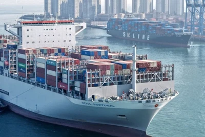 Tàu hàng ra vào cảng Thanh Đảo, tỉnh Sơn Đông, Trung Quốc. (Ảnh: Tân Hoa xã)