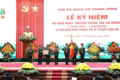 Thừa ủy quyền của Chủ tịch nước, Đại tướng Trịnh Văn Quyết đã trao Huân chương Bảo vệ Tổ quốc hạng Nhì tặng ngành Tòa án Quân sự.