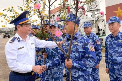 Đại tá Lê Huy, Chính ủy Vùng Cảnh sát biển 2 động viên cán bộ, chiến sĩ trước khi thực hiện nhiệm vụ trực Tết trên biển.