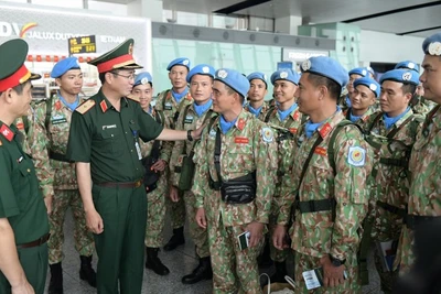 Thiếu tướng Phạm Mạnh Thắng, Cục trưởng Cục Gìn giữ hòa bình Việt Nam hỏi thăm, động viên cán bộ, nhân viên Đội Công binh số 4.