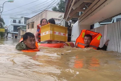 Cán bộ chiến sĩ Vùng 4 Hải quân cứu hộ nhân dân tại phường Tây Nha Trang.
