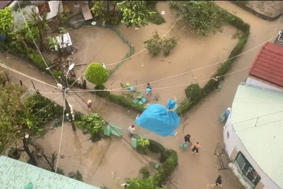 Hai tổ bay trực thăng thả hàng cứu trợ thiết yếu cho nhân dân.