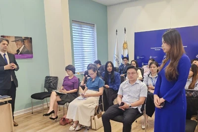 Ông Martin Mercado, Phó Giám đốc Điều hành Cơ quan Xúc tiến Thương mại và Đầu tư Uruguay, trả lời thắc mắc của các doanh nghiệp Việt Nam. (Ảnh: KHẮC KIÊN)