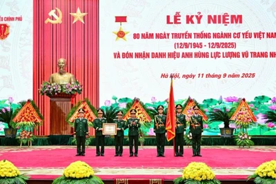 Đại tướng Phan Văn Giang, Ủy viên Bộ Chính trị, Phó Bí thư Quân ủy Trung ương, Bộ trưởng Quốc phòng, trao tặng danh hiệu Anh hùng Lực lượng vũ trang nhân dân cho Ban Cơ yếu Chính phủ.