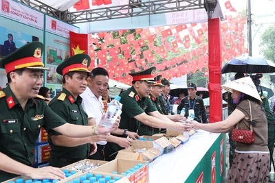 Thiếu tướng Nguyễn Trọng Thiện, Phó Chủ nhiệm Tổng cục Hậu cần-Kỹ thuật phát lương khô, nước uống do Công ty Cổ phần 22 sản xuất cho bà con tại Vườn hoa Lý Tự Trọng.